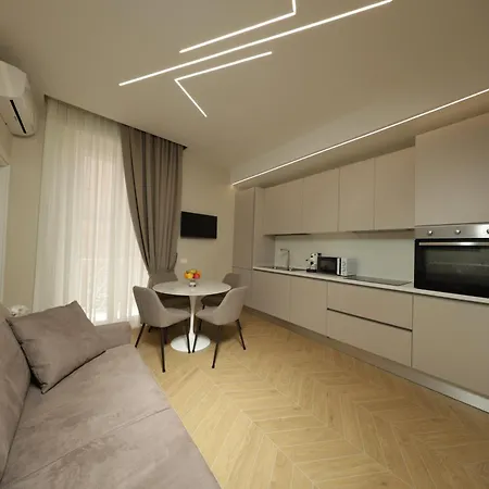 Apartment Live In